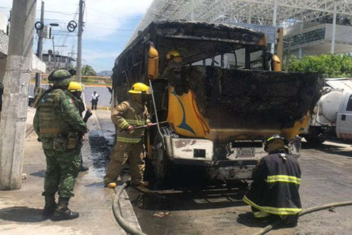 Grupo armado incendia transporte público en Acapulco
