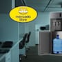 Un dispensador de agua inteligente con carga inferior oculta baja al 50% de descuento en Mercado Libre, ofreciendo una alternativa ergonómica para evitar lesiones al cargar garrafones pesados