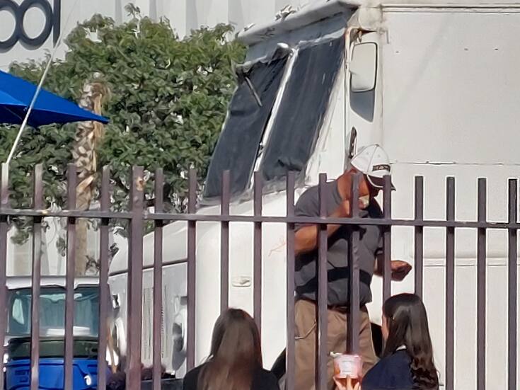 Seguila la Abuela con la Vertera de Comida abuela del cobach ruben vizcaino