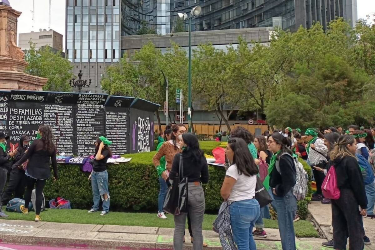 Feministas marchan en CDMX por el “Día de las Muertas”