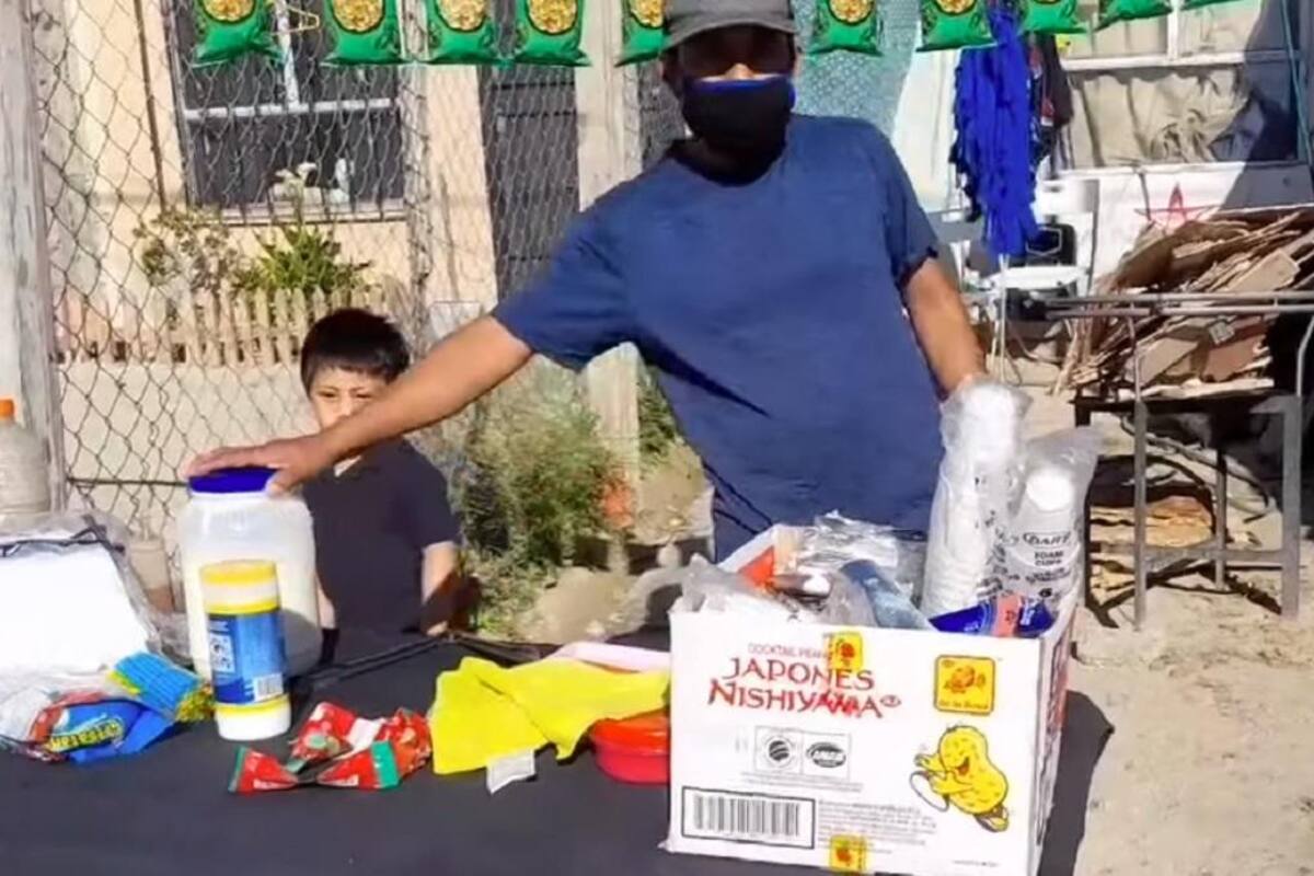 Gerardo cambia elotes por comida para sus hijos en Tijuana