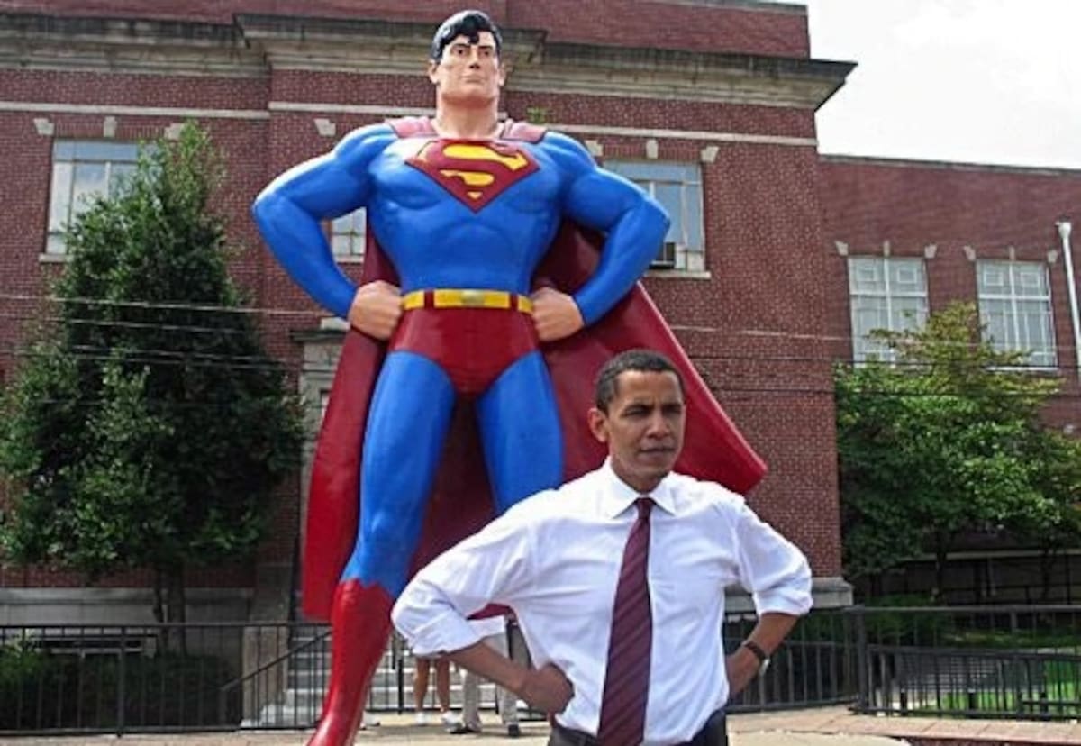 Barack Obama a las afueras del Museo de Superman en Cleveland.