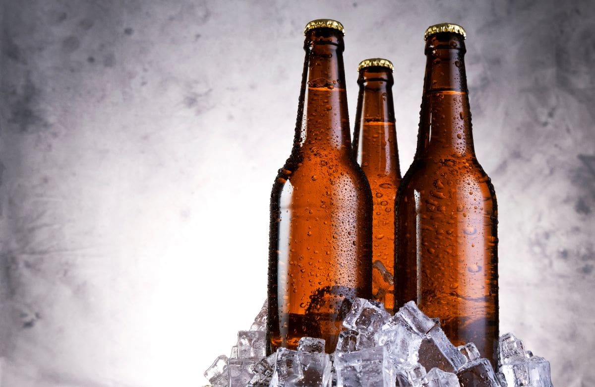 Cómo convertir una botella de cerveza en una jabonera estilo Zara Home con acabado vintage y sin gastar de más | Foto: Especial (canva)