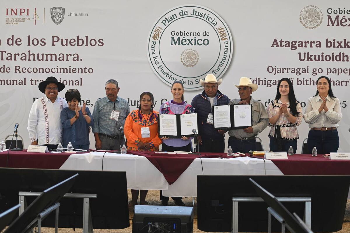 Baborigame, Guadalupe y Calco, Chihuahua, México, 17 de mayo de 2025.
La doctora Claudia Sheinbaum Pardo, presidenta Constitucional de los Estados Unidos Mexicanos encabeza Plan de Justicia de los pueblos de la Sierra Tarahumara. Firma de Decretos de Reconocimiento de Propiedada Comunal Tradicional. Foto: Presidencia