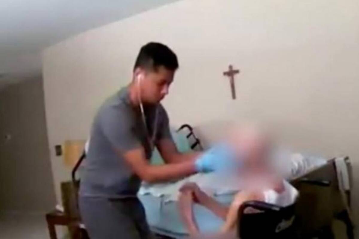 Graban a cuidador golpeando a adulto mayor en silla de ruedas
