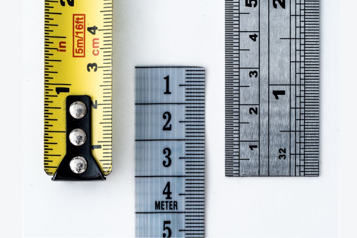 ¿Qué es el gancho metálico de la cinta métrica?