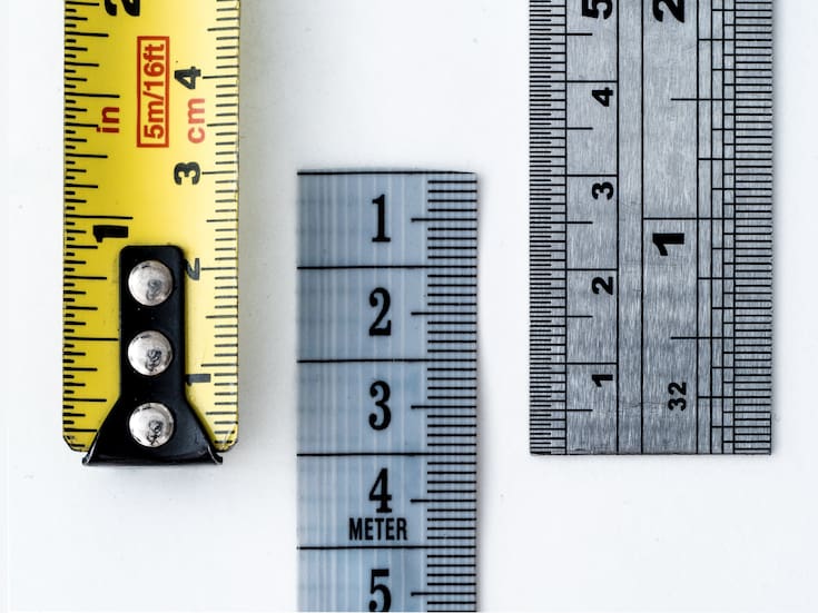 ¿Qué es el gancho metálico de la cinta métrica?