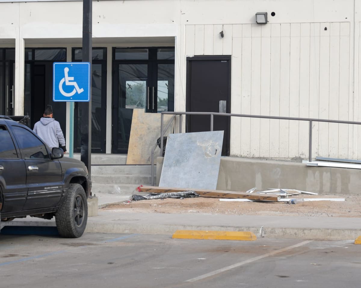 Las nuevas oficinas de Recaudación de Rentas del Estado ubicadas en la zona oriente de Mexicali permanecen cerradas al público, pese a que su apertura estaba prevista para inicios de enero. Foto: Javier Gallegos