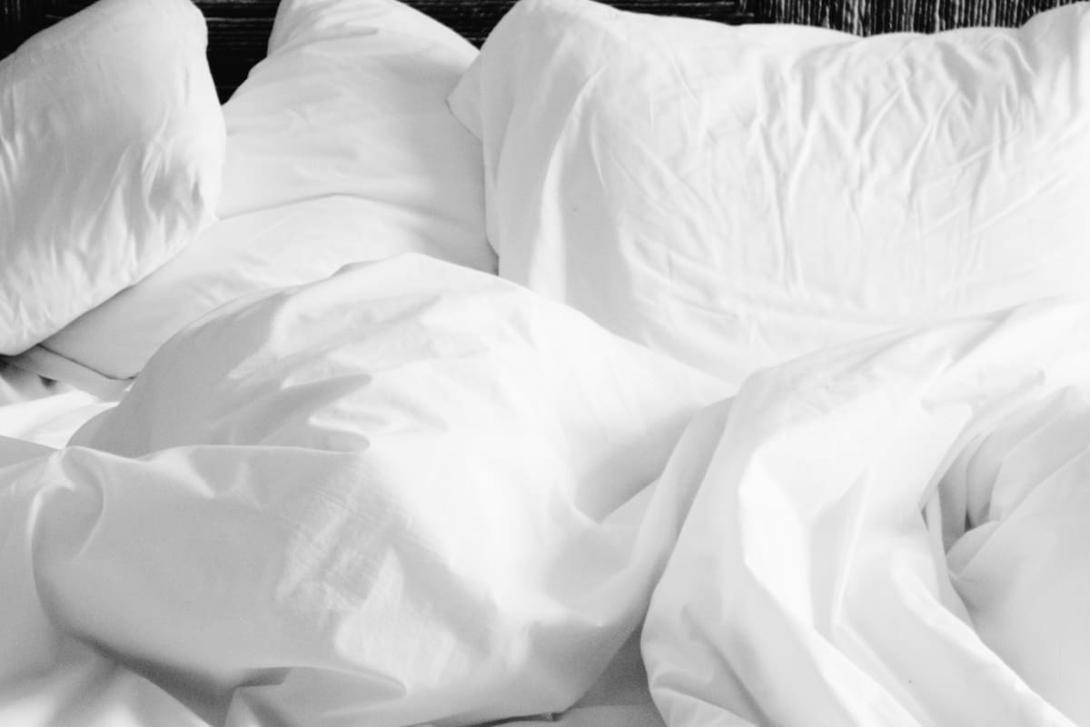 Dormir con dos almohadas puede afectar la postura, advierte experta