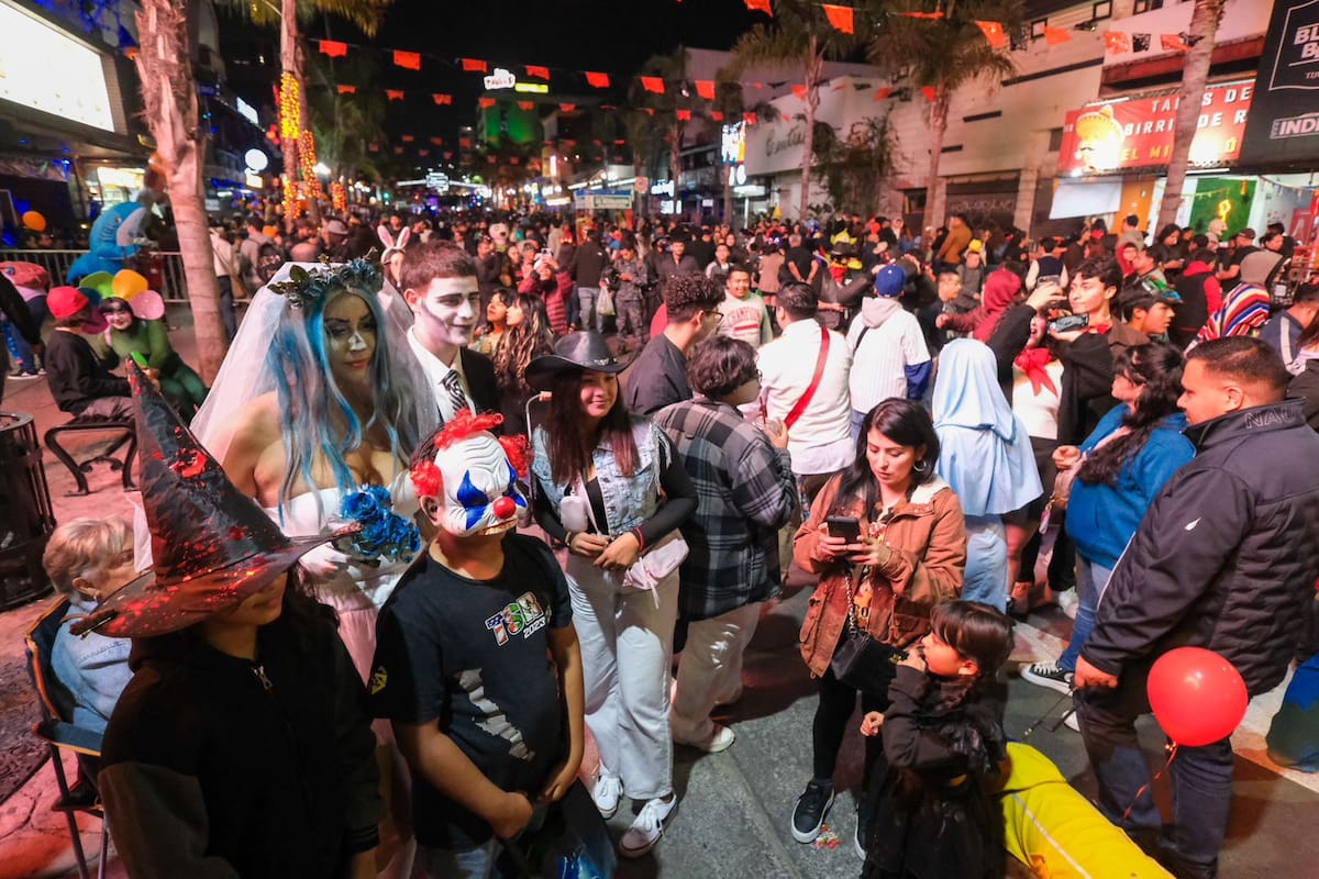 Disfrutan tijuanenses noche de Halloween en la ‘Revu’