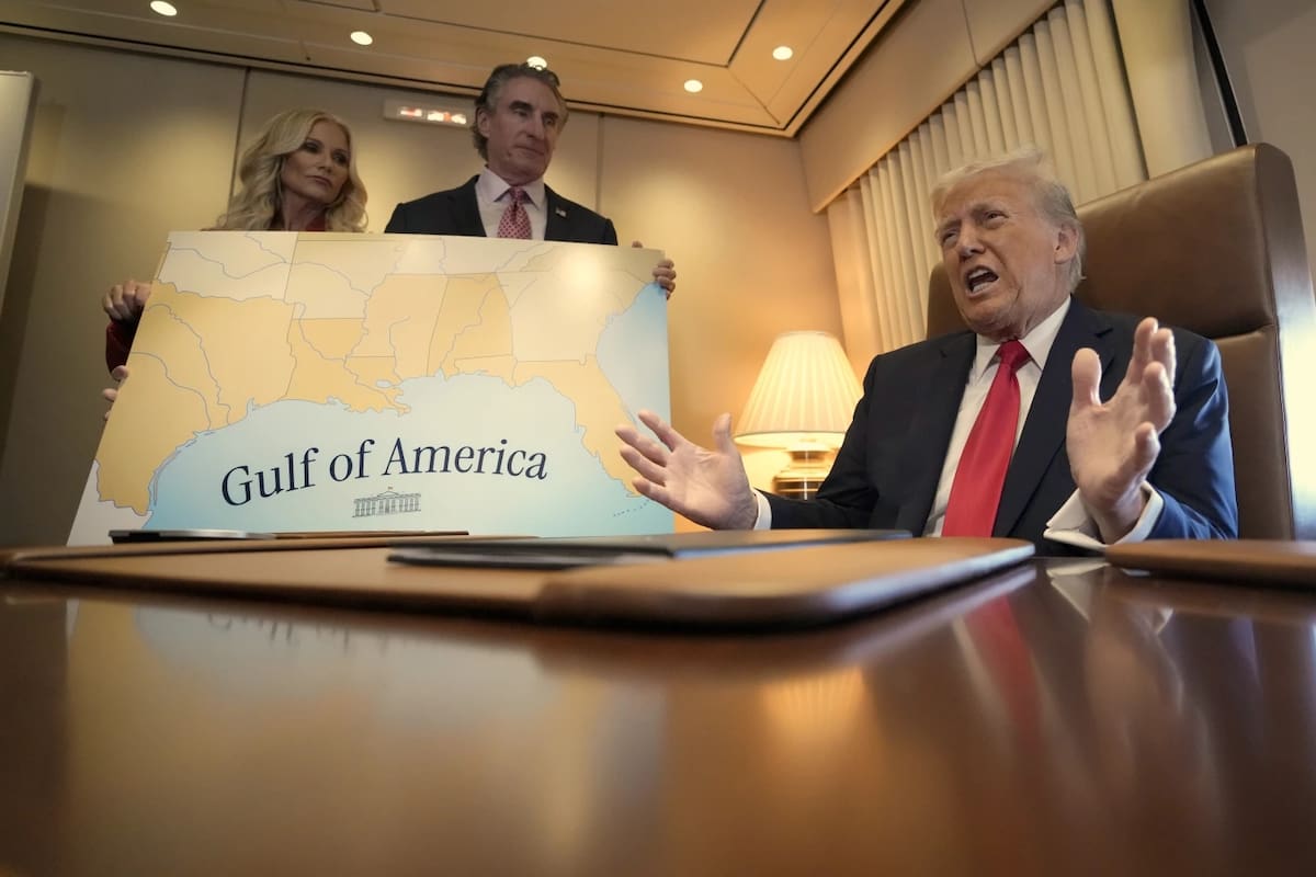 El presidente Donald Trump, a la derecha, habla con los periodistas acompañado por el secretario del Interior, Doug Burgum, y la esposa de este, Kathryn Burgum, a bordo del Air Force One, donde Trump firmó una proclamación que declara el 9 de febrero como el Día del Golfo de América, durante su viaje desde West Palm Beach, Florida, a Nueva Orleans, el domingo 9 de febrero de 2025. | Crédito: AP/Ben Curtis