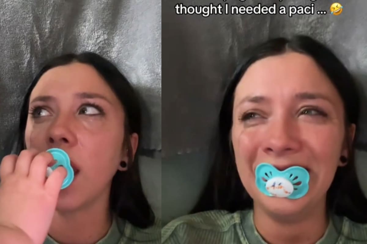 Mujer lloraba y su hija le puso un chupete para consolarla