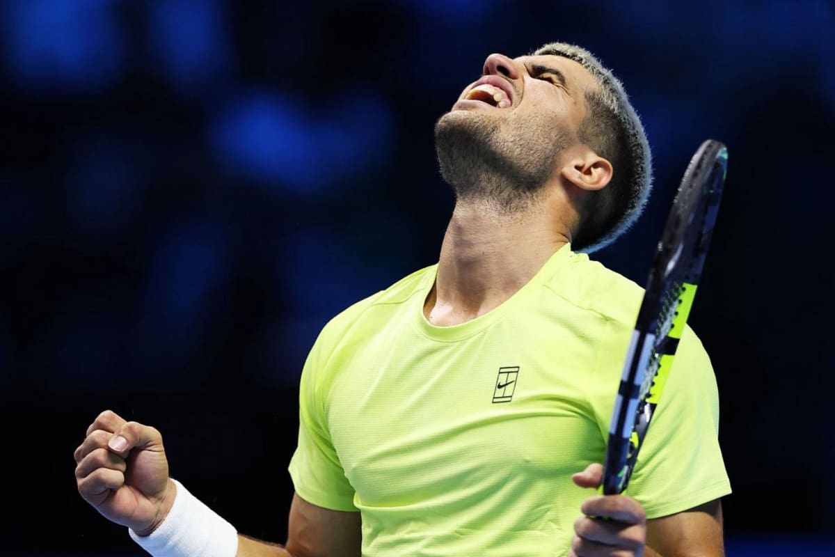 Carlos Alcaraz se acerca al número 1 del año con victoria sobre Taylor Fritz