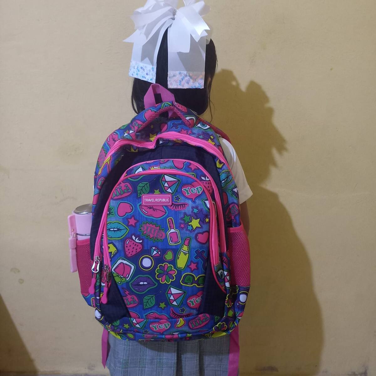 La niña emprendedora, “Chabelita”, compró mochila y útiles escolares. FOTO: JESÚS PALOMARES
