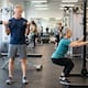 Después de los 50, caminar o nadar ya no cubre todas las necesidades del cuerpo, los especialistas recomiendan entrenar fuerza dos veces por semana para frenar la pérdida muscular, proteger los huesos y conservar la autonomía