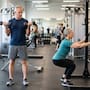 Después de los 50, caminar o nadar ya no cubre todas las necesidades del cuerpo, los especialistas recomiendan entrenar fuerza dos veces por semana para frenar la pérdida muscular, proteger los huesos y conservar la autonomía