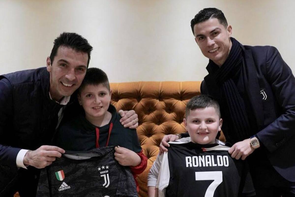 CR7 y Buffon dan playeras a niños sobrevivientes de terremoto en Albania