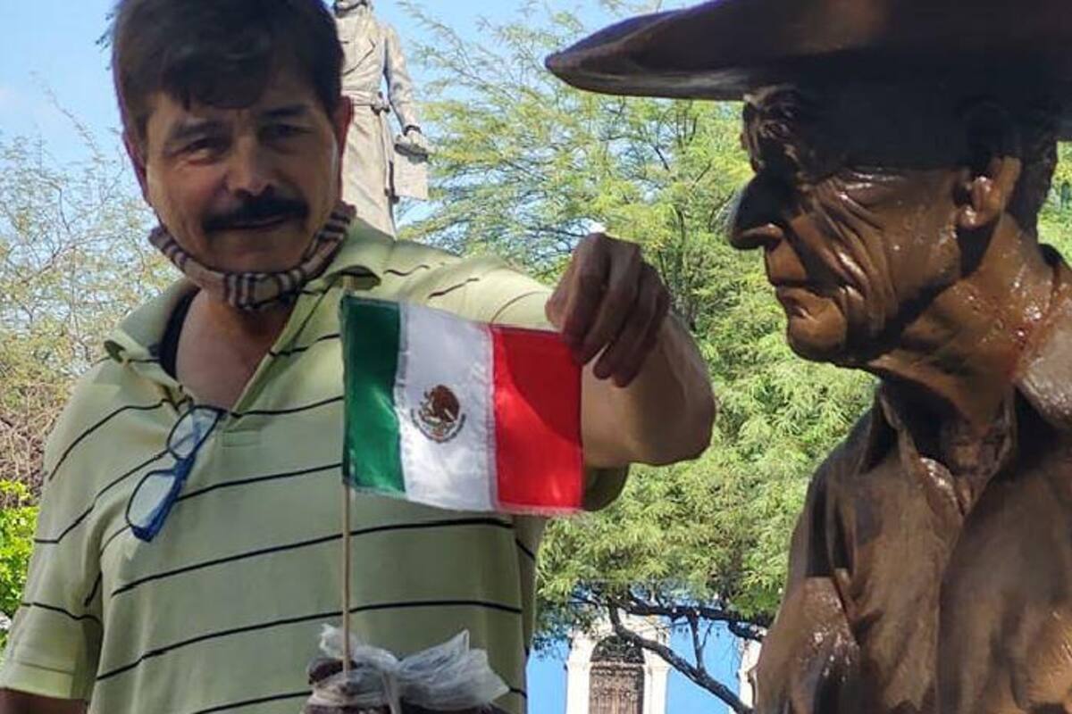 Colocan bandera de México a escultura de paletero vandalizada dos veces