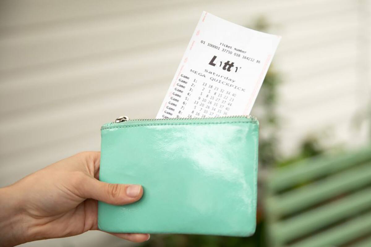 Encuentra en el fondo de su bolso boleto de lotería premiado hace cuatro meses