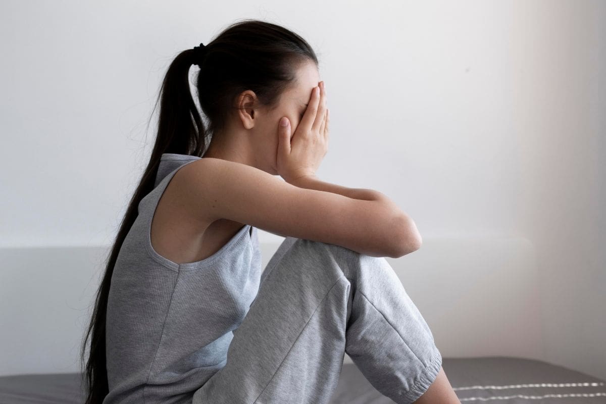 Las 3 frases que reflejan infelicidad, según la psicología, y cómo cambiar hábitos diarios para mejorar el estado de ánimo