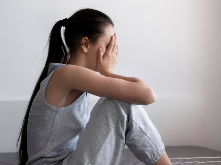 Las 3 frases que reflejan infelicidad, según la psicología, y cómo cambiar hábitos diarios para mejorar el estado de ánimo