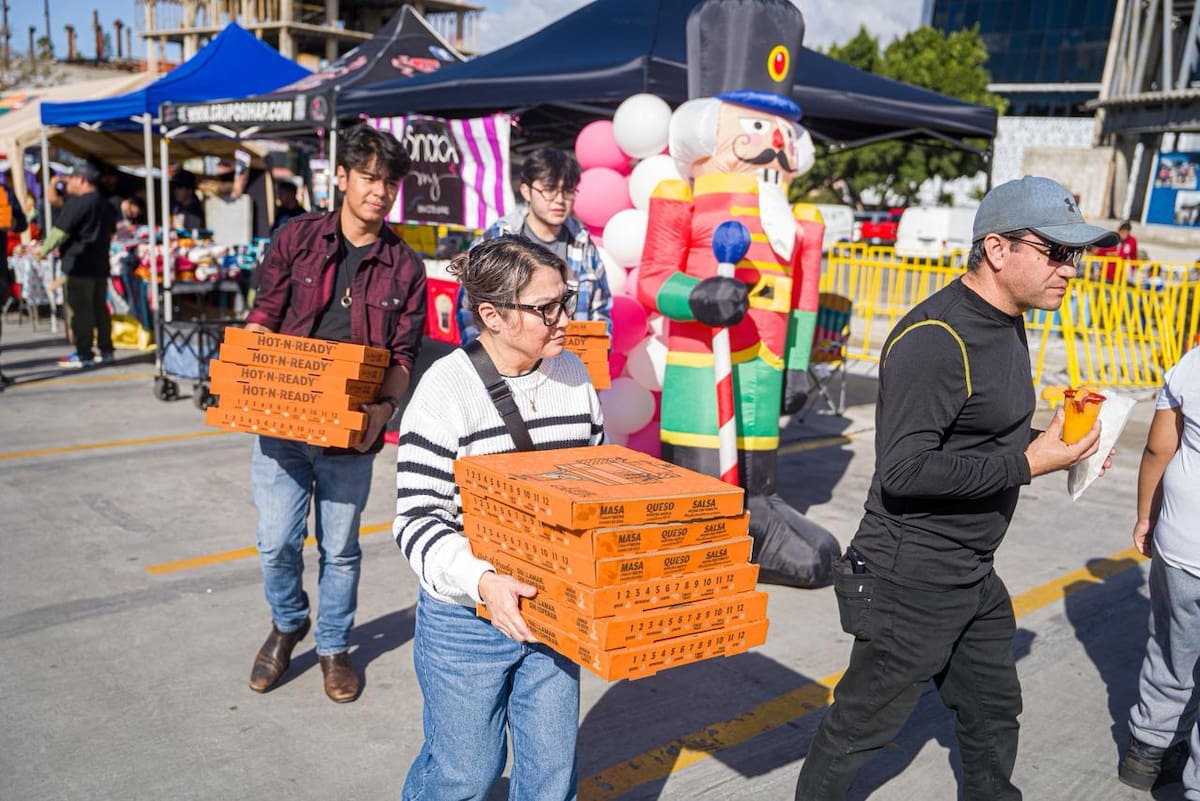 Ciudadanos y emprendedores participan en la “Marcha de los Milagros” para apoyar a una niña con hidrocefalia en Tijuana. Foto: Border Zoom