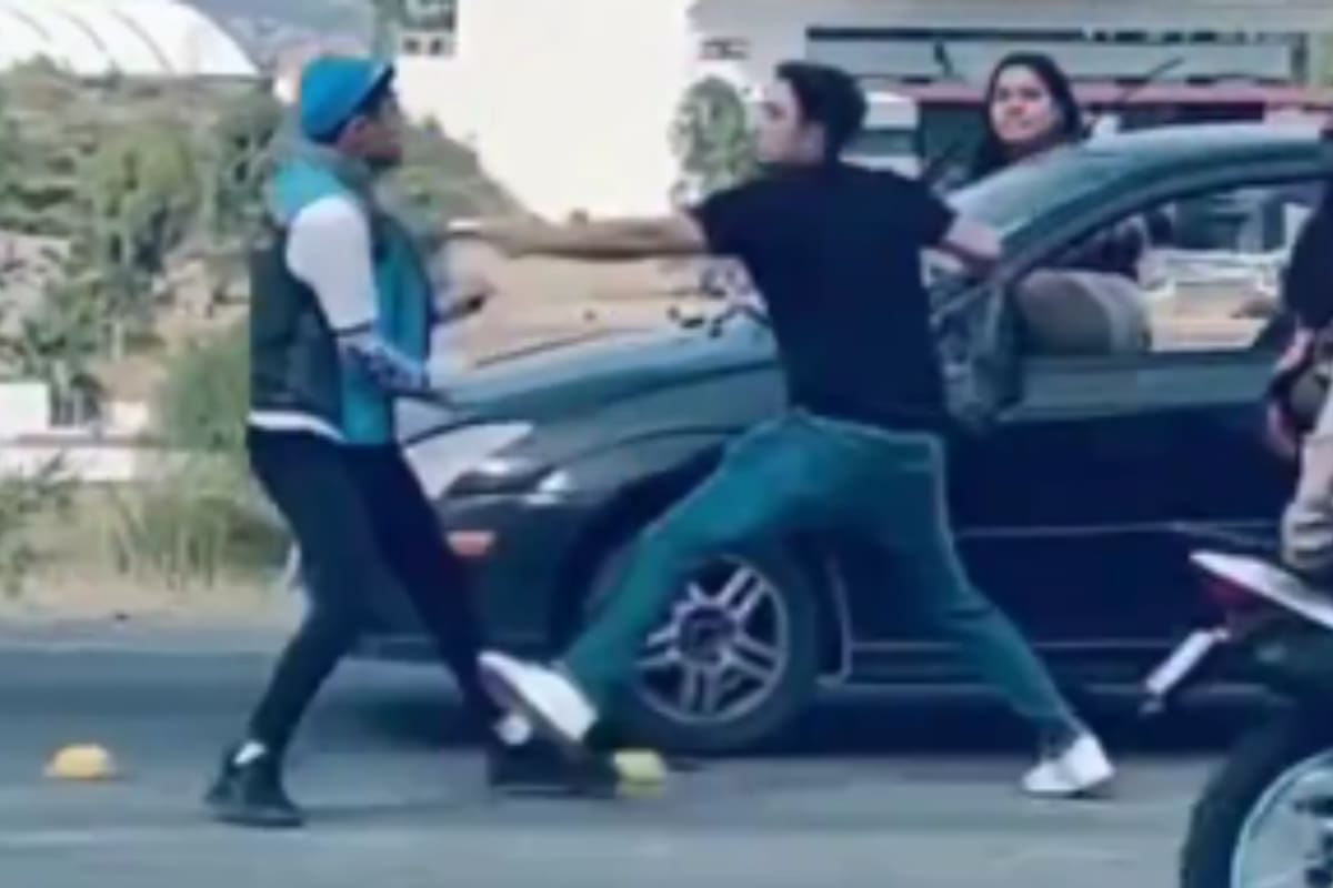 Repartidor de Amazon protagoniza pelea con automovilista en León y el video se vuelve viral