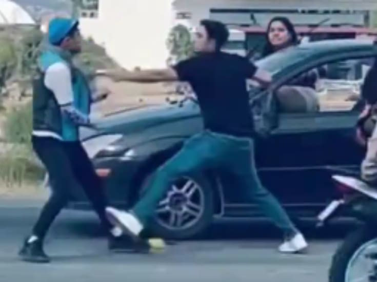 Repartidor de Amazon protagoniza pelea con automovilista en León y el video se vuelve viral