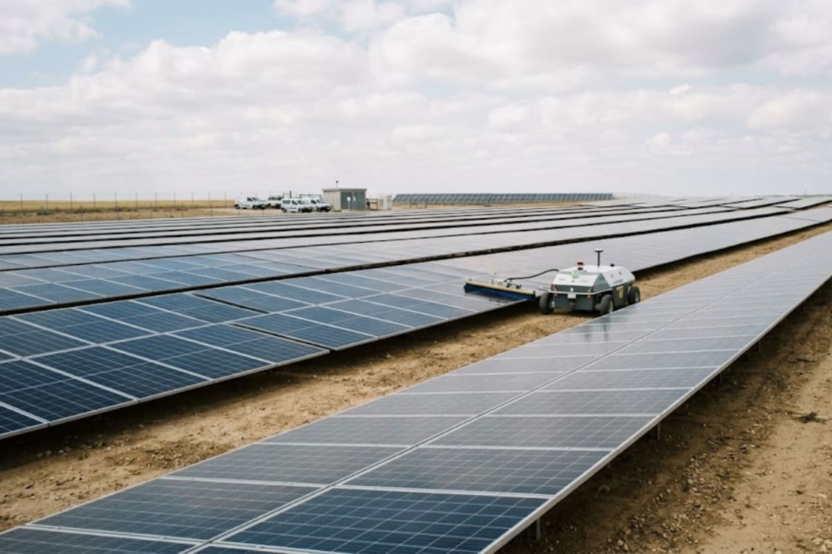 Con una producción de 101% de la energía prevista, una nueva tecnología solar coloca los paneles prácticamente a ras del suelo y elimina toneladas de estructuras de acero que antes eran necesarias para sostenerlos