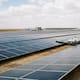 Paneles solares casi a ras del suelo producen 101% de lo pre