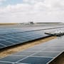 Con una producción de 101% de la energía prevista, una nueva tecnología solar coloca los paneles prácticamente a ras del suelo y elimina toneladas de estructuras de acero que antes eran necesarias para sostenerlos