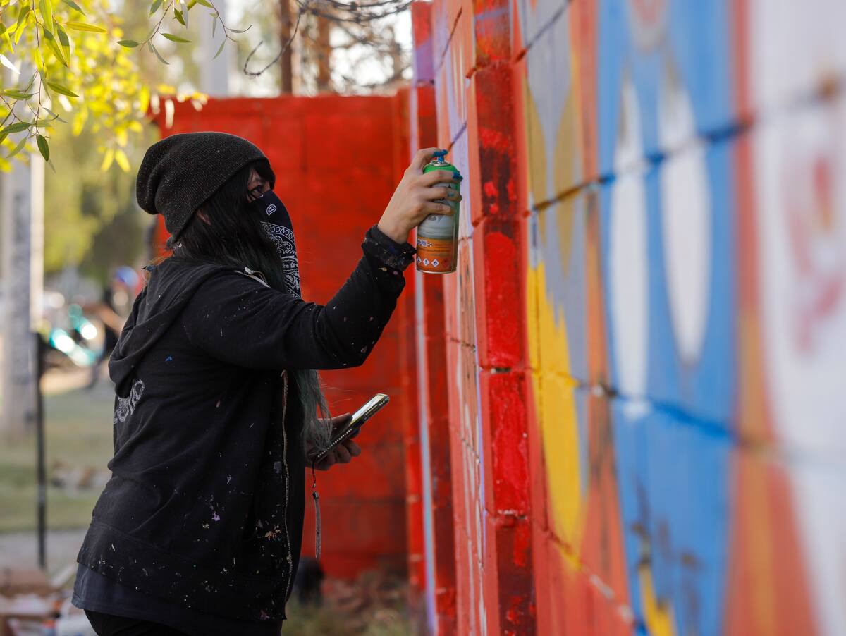 Bajo el liderazgo de Ramsés Larios, un colectivo de 50 artistas urbanos convirtió las bardas de la Unidad Deportiva UDIES del Cóndor y su gimnasio de boxeo en una vibrante galería al aire libre. La intervención funciona como una poderosa denuncia visual y un llamado urgente a las autoridades para rescatar este espacio comunitario del olvido. (Foto: Juan J. Morales)