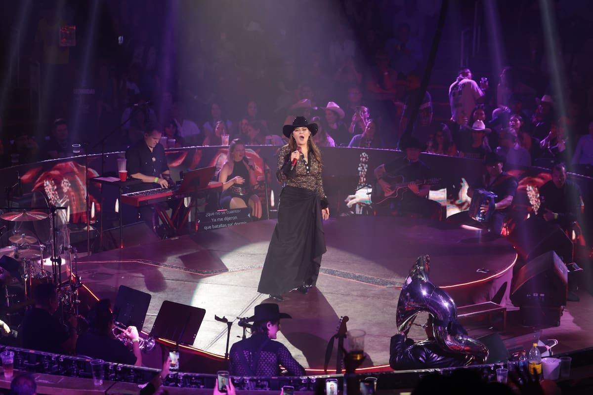 La cantante sonorense reafirmó su poder de convocatoria con otro Palenque a reventar.