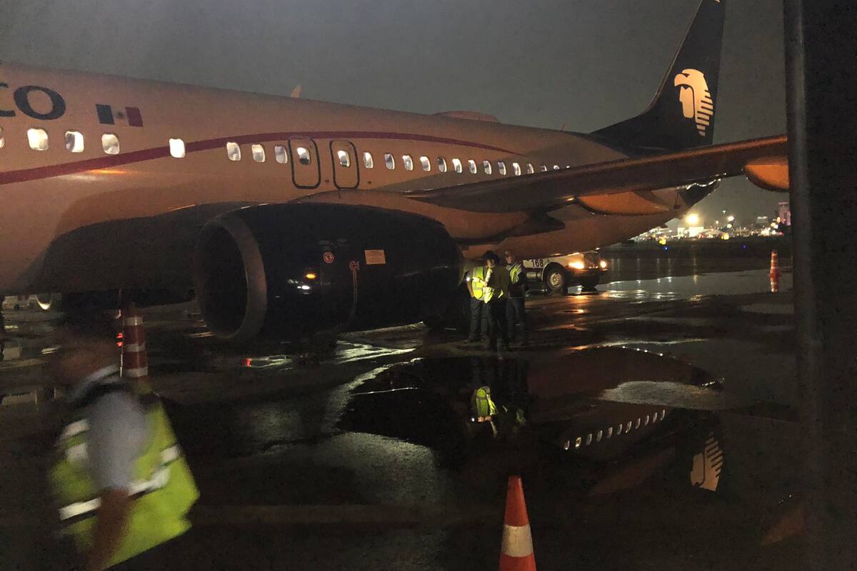 Vuelo que cubría la ruta CDMX-HMO vuelve al AICM tras aparente explosión de uno de sus motores
