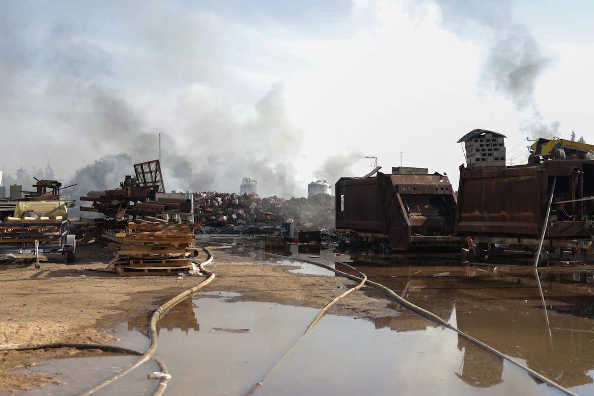 Bomberos combaten incendio en recicladora desde hace más de 18 horas en Mexicali