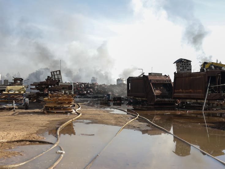 Bomberos combaten incendio en recicladora desde hace más de 18 horas en Mexicali