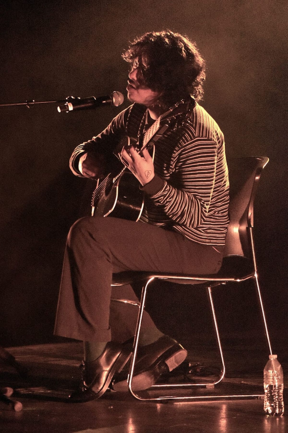 El músico originario de Fresnillo se presentó con guitarra y micrófono como telonero del tour “La nube en el jardín” en Tijuana. Foto: Ruth Odgers