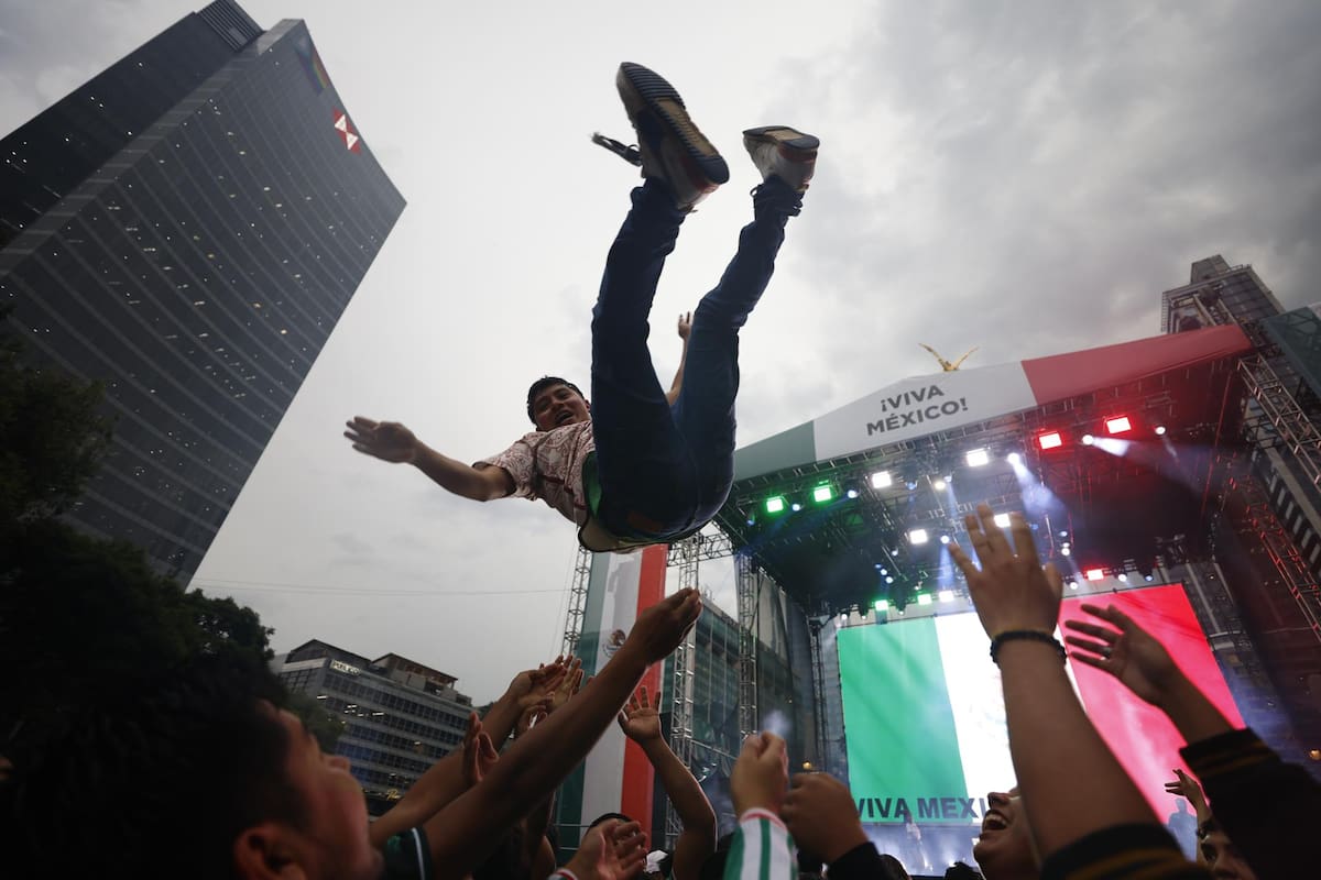 MEX7030. CIUDAD DE MÉXICO (MÉXICO), 30/06/2026.- Aficionados de México reaccionan este martes, durante el partido de dieciseisavos de final del Mundial de la FIFA 2026 entre México y Ecuador en Ciudad de México (México). | Crédito: EFE/Sáshenka Gutiérrez