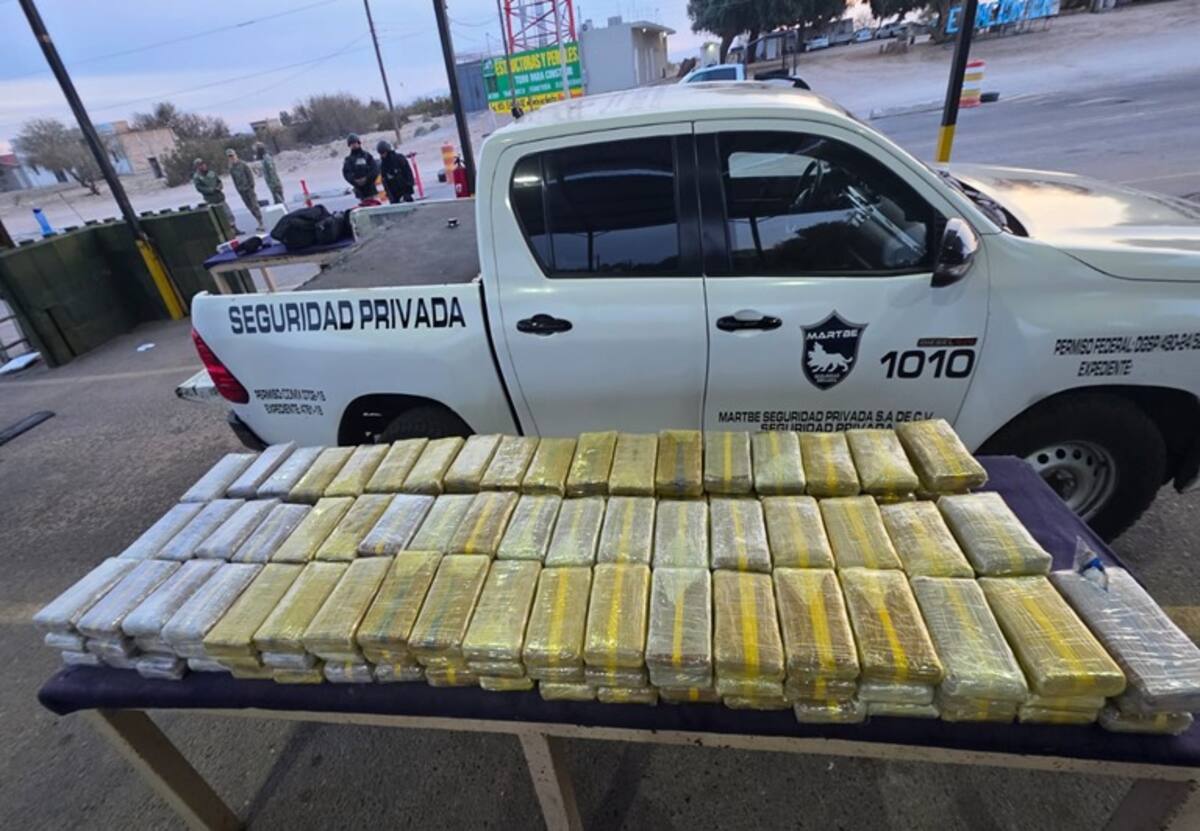 El Ejército y la Guardia Nacional aseguraron 145 kilos de metanfetamina ocultos en una camioneta de supuesta seguridad privada; dos personas fueron detenidas.