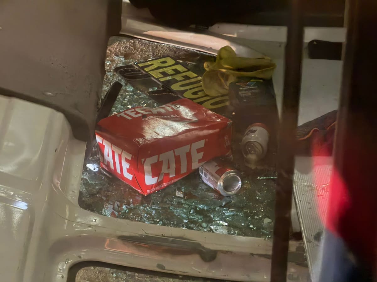 Dentro de la unidad fueron encontradas varias latas de cerveza tras el accidente registrado cerca de Paseos del Vergel. Foto: Border Zoom