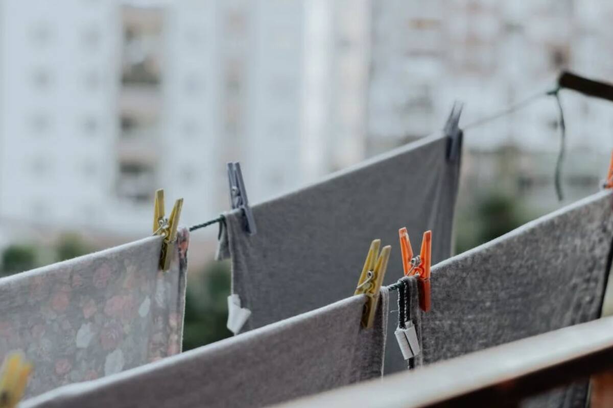 Truco infalible para eliminar manchas de sudor en ropa de color