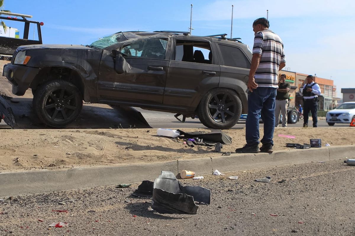 Falla mecánica provoca volcadura de una camioneta en la carretera libre Tijuana-Tecate