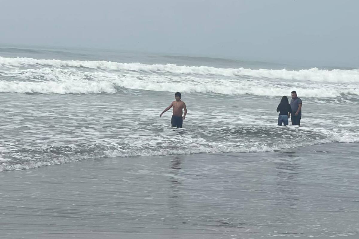 A pesar del frío decenas de personas acuden a playa centro de Rosarito