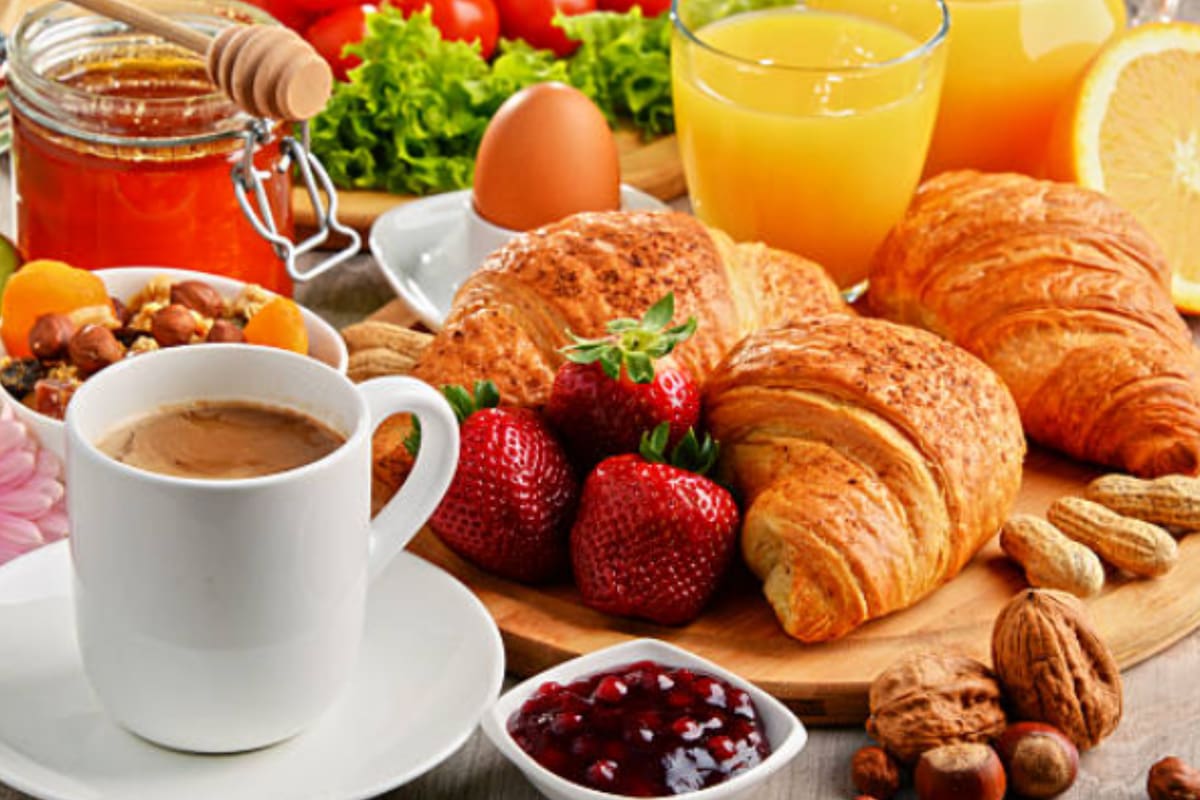 ¿Es mejor comer fruta antes o después del desayuno para perder peso?