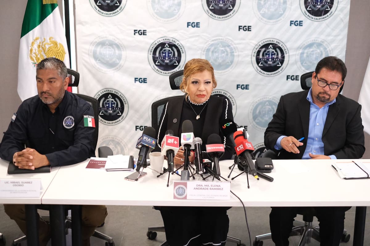 La titular de la FGE, Ma. Elena Andrade informa que los tres surfistas extranjeros recibieron un disparo en la cabeza. La Fiscalía solicitó penas que alcanzan hasta los 210 años de prisión, mientras que la lectura de la condena definitiva se fijó para el próximo viernes 16 de octubre. Foto: Cortesía