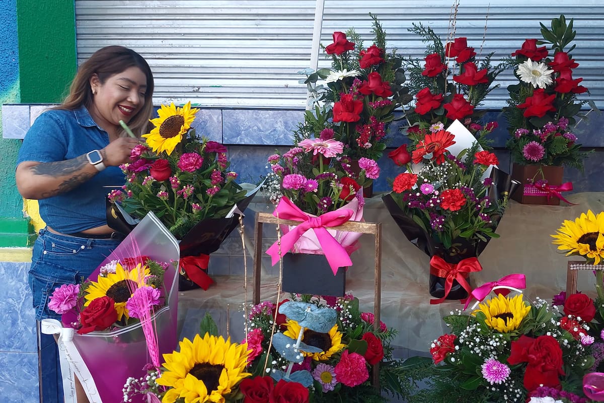 Mayra cría dos hijos mientras vende flores en el Mercado Municipal