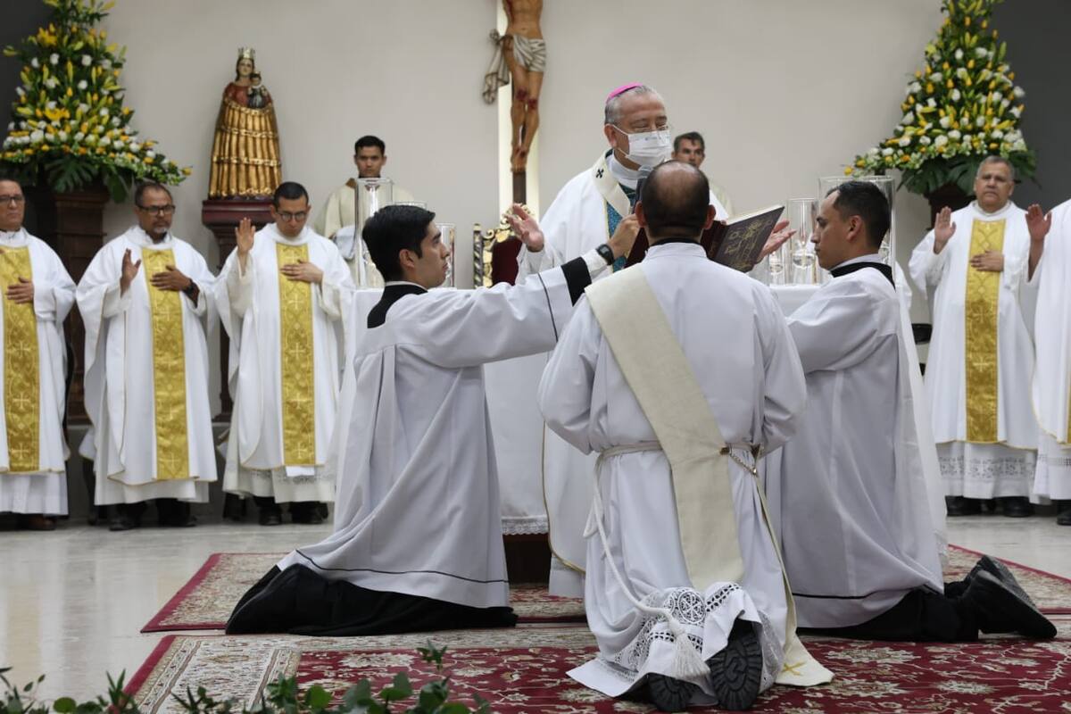 En esta solemne eucaristía los nuevos religiosos se comprometieron a servir a la comunidad.