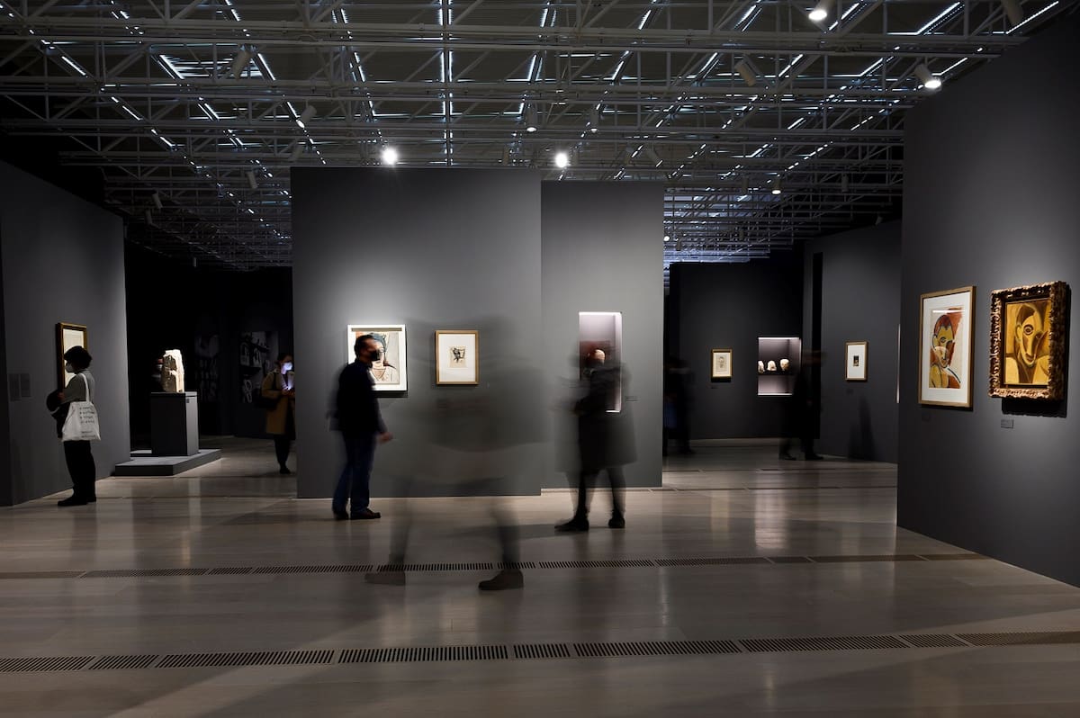 Varias personas visitan la exposición "Picasso ibero", donde se explora por primera vez la influencia del arte ibero en la obra de Pablo Picasso, desde principios del siglo XX hasta sus últimos años de creación, este viernes en el Centro Botín de Santander. EFE/Pedro Puente Hoyos