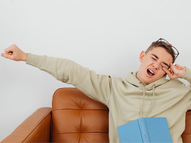 ¿Por qué bostezamos y nos estiramos al despertar? Esto dice la ciencia