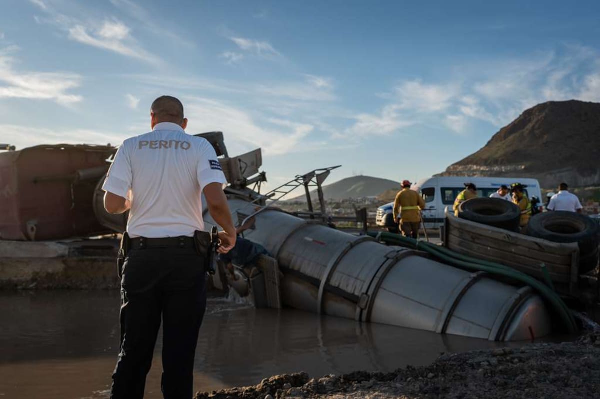 El conductor de la unidad perdió el control lo que provocó que la pipa terminara volcada. Foto: Border Zoom